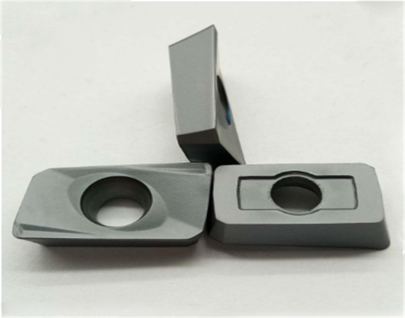 Tungsten carbide cutting blade